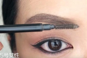 眉膠干了怎么辦？加水稀釋一下