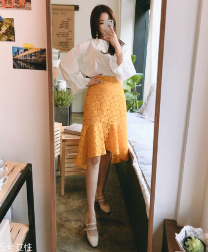 蕾絲半身裙配什么上衣好看？瞬間氣質脫俗