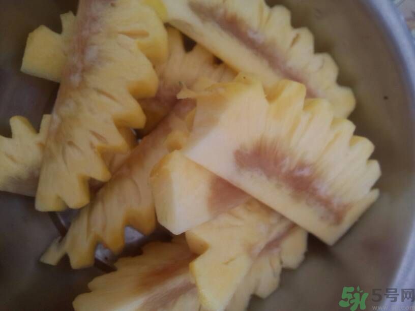 菠蘿里面發黑能吃嗎？切開菠蘿里面是黑色的怎么回事？