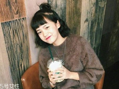 時髦半丸子頭發扎法 慵懶范十足