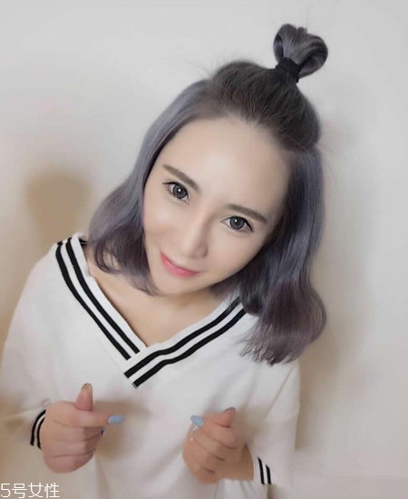 時髦半丸子頭發扎法 慵懶范十足