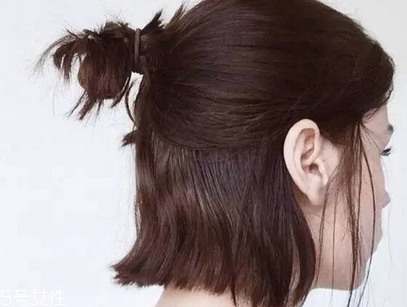 時髦半丸子頭發扎法 慵懶范十足