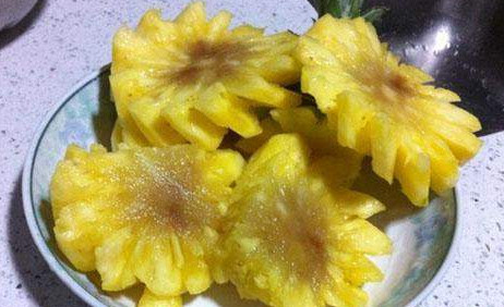 菠蘿里面發黑能吃嗎？切開菠蘿里面是黑色的怎么回事？