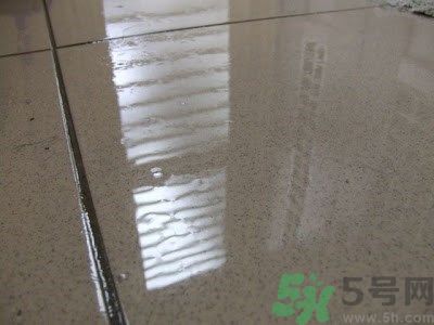 家里地板返潮怎么辦？墻上流水是怎么回事？