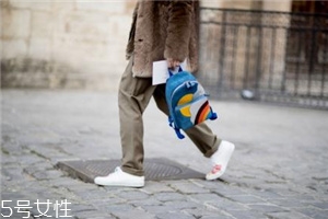 小白鞋為什么會發黃？小白鞋變黃的原因