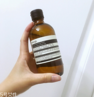 伊索綠茶平衡調理液和無油精華露哪個好