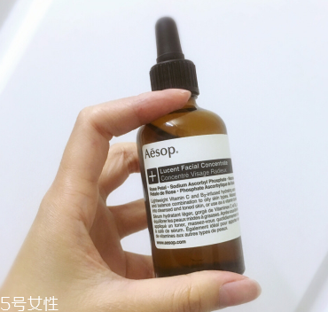 伊索綠茶平衡調理液和無油精華露哪個好