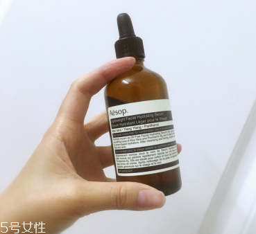 伊索綠茶平衡調理液和無油精華露哪個好