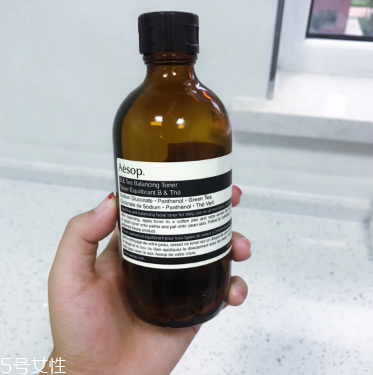 伊索綠茶平衡調理液和無油精華露哪個好