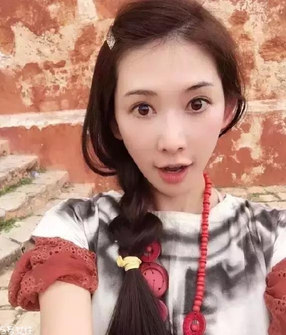 菠蘿辮自己怎么編好看 菠蘿辮自己編發方法