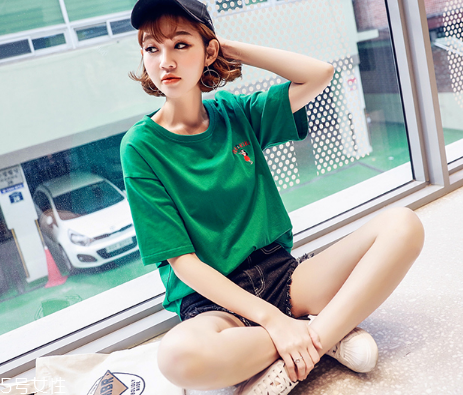 皮膚黃穿什么顏色顯白？適合黃皮女生的衣服顏色