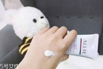 嘉娜寶allie粉色控油防曬含酒精嗎 allie防曬評(píng)測