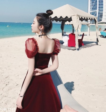 黃皮適合什么顏色裙子？什么顏色裙子適合黃皮女生？