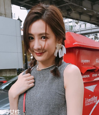 夏天綁什么頭發好看 吸睛又時尚的夏日綁發