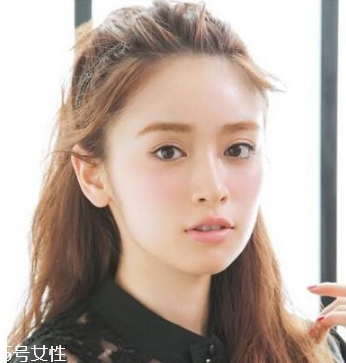 扎馬尾前面碎發怎么辦 扎馬尾前面頭發這樣弄好看