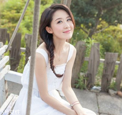 扎馬尾前面碎發怎么辦 扎馬尾前面頭發這樣弄好看