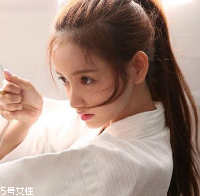 扎馬尾前面碎發怎么辦 扎馬尾前面頭發這樣弄好看
