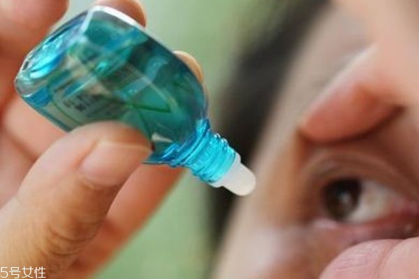 戴隱形眼鏡可以滴眼藥水嗎 可以使用專業隱形眼鏡潤眼液