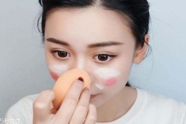美妝蛋和手哪個好 美妝蛋和手有什么區別