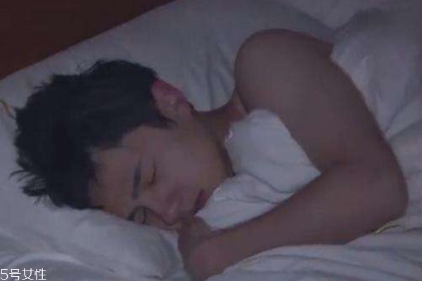 裸睡的優點是什么呢 女性裸睡要穿內褲嗎