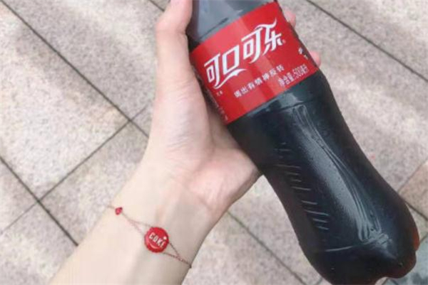 肥宅快樂水手鏈多少錢 周大福可口可樂手鏈價格