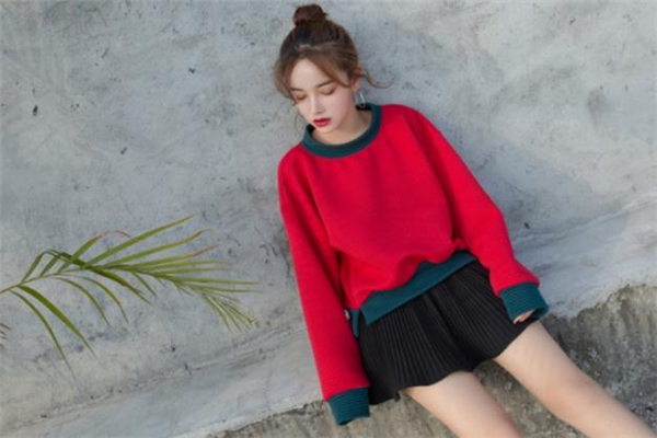 紅色衛衣配什么裙子好看 紅色衛衣搭配裙子圖片