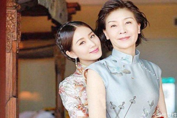 媽媽參加婚禮穿什么衣服好 結婚時母親穿什么衣服