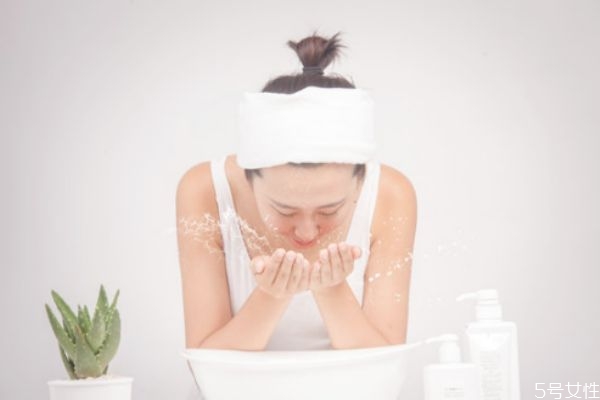 熱水洗臉毛孔會變大嗎 熱水洗臉和冷水洗臉的區別