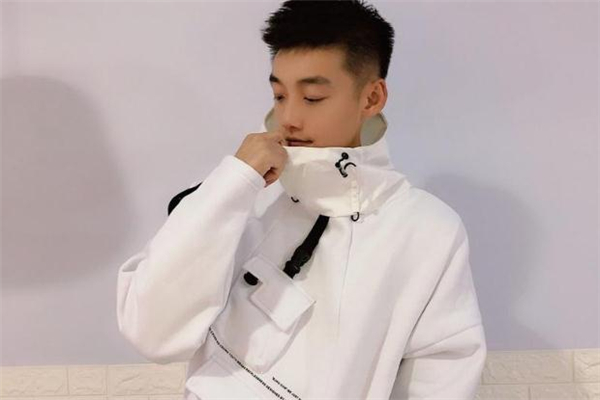 高領衛衣什么顏色好看 高領衛衣流行什么顏色