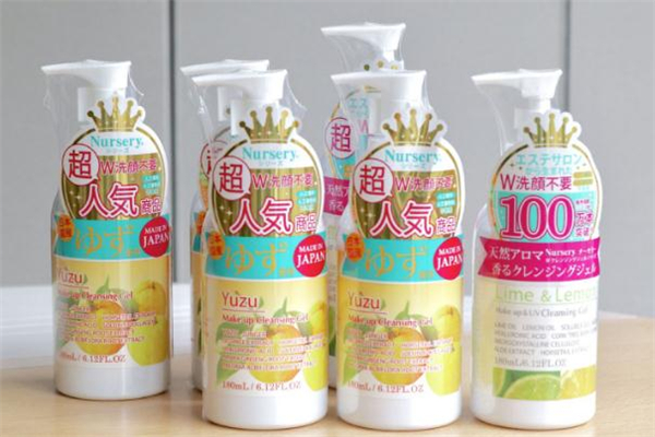卸妝啫喱可以卸防曬霜嗎 卸妝啫喱能卸粉底液?jiǎn)?>
<strong>卸妝啫喱可以卸防曬霜嗎 卸妝啫喱能卸粉底液?jiǎn)?/strong>
</a>
<p>卸妝啫喱屬于比較溫和的卸妝產(chǎn)品，因此很多人在使用的時(shí)候可能會(huì)擔(dān)心卸的不干凈，但其實(shí)一些基礎(chǔ)底妝完全是可以卸的，下面就來(lái)看看卸妝啫喱卸防曬霜和粉底液的效果怎么樣吧。</p>
</li>
<li>
<a href=