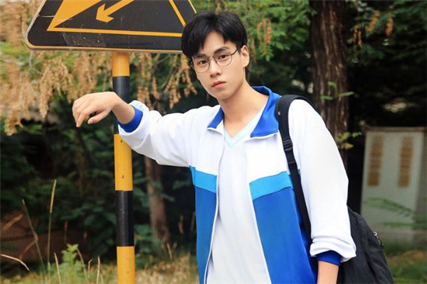 高中男生留什么發型好看 高中男生適合什么發型