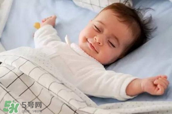 寶寶睡覺為什么會笑？寶寶睡覺笑出聲是做夢了嗎？