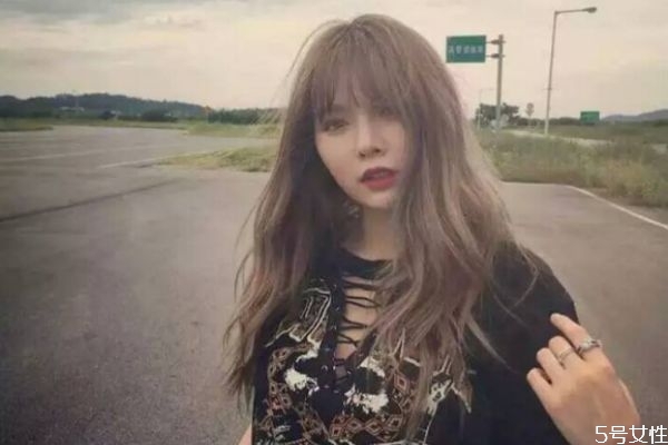 頭發少臉大的女生適合什么短發 頭大臉大能燙羊毛卷嗎