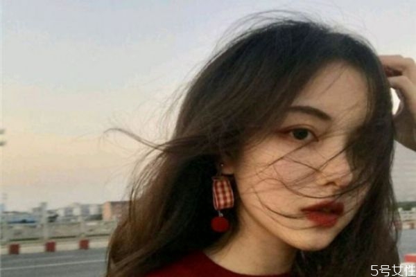 頭屑是怎么形成的 頭發有頭皮屑怎么辦
