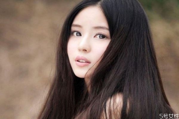 頭頂油膩發尾干燥怎么辦 頭發出油要注意什么