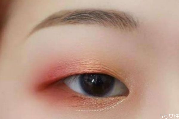 腫眼皮適合啞光嗎 腫眼泡的眼妝誤區