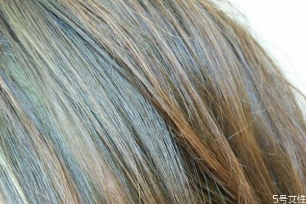 剛軟化的頭發能染色嗎 頭發軟化后幾天能染色