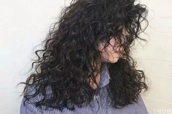 怎么編頭發弄成羊毛卷 羊毛卷染什么顏色顯白