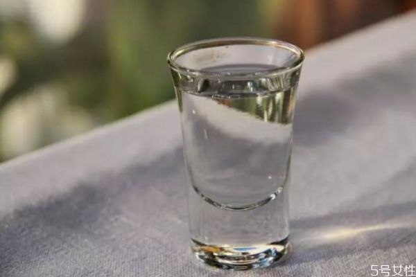 白酒怎么區分糧食酒和勾兌酒 白酒清香和濃香醬香意思