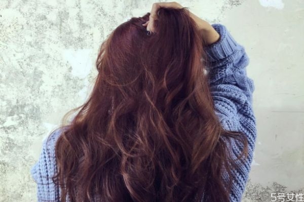 漂過的頭發再打蠟會不會掉色 染發之后如何護理頭發