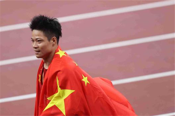 蘇炳添身披國旗哽咽完成了夢想 百米大戰奪冠運動員