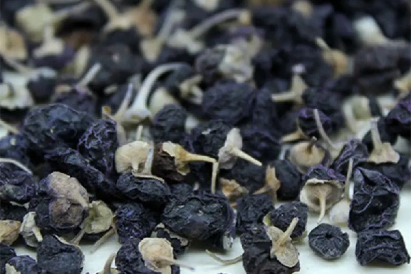 黑枸杞泡水是藍色的好還是紫色的好 黑枸杞泡水的正確喝法
