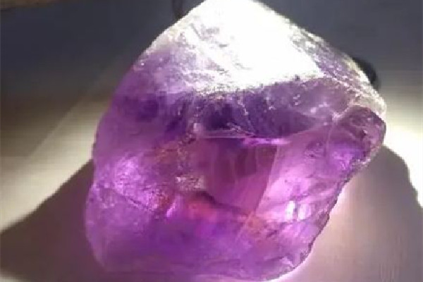 紫水晶會曬褪色嗎 紫水晶可以在晚上發光嗎