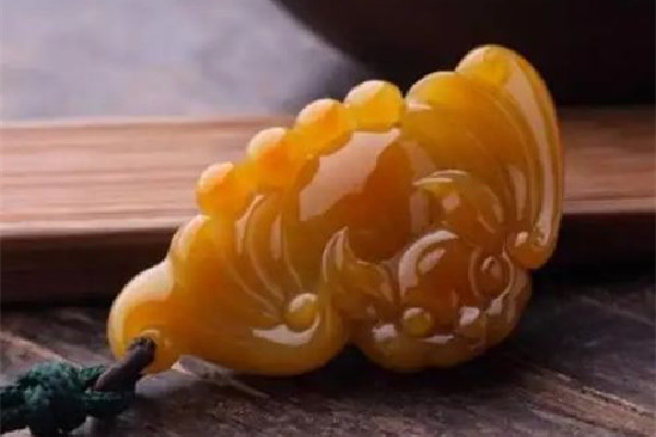 黃翡翠種水等級劃分 黃翡翠有點黑色雜質正常嗎