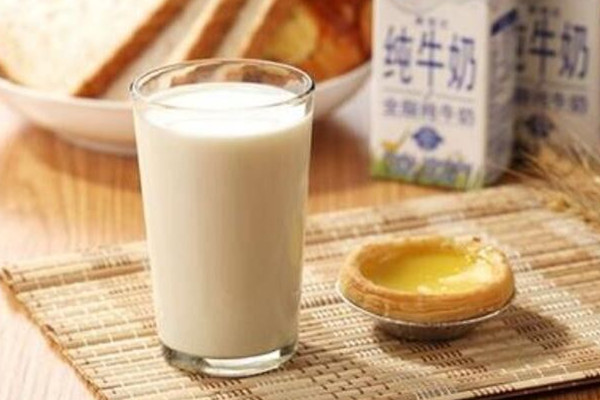 全脂牛奶和脫脂牛奶有什么區別 全脂牛奶和低脂牛奶哪個好