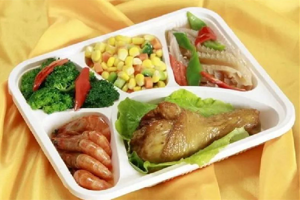 女子帶孩子吃飯故意往菜里扔頭發 在外吃飯吃到頭發怎么賠償